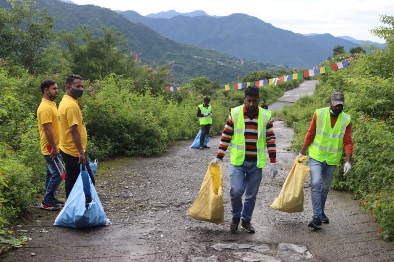 स्वच्छता पखवाड़े के पहले दिन दून के तीन पर्यटन स्थलों पर चलाया स्वच्छता अभियान