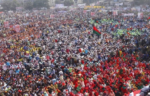 बांग्लादेश में सरकार विरोधी प्रदर्शन, सड़कों पर उतरे हजारों लोग