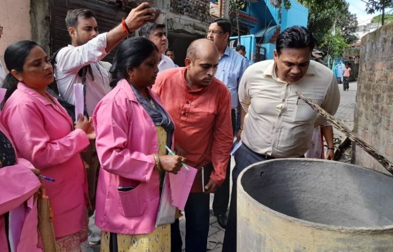 डेंगू के खिलाफ ग्रांउड जीरो पर नजर आए स्वास्थ्य सचिव, लोगों से की मुलाकात